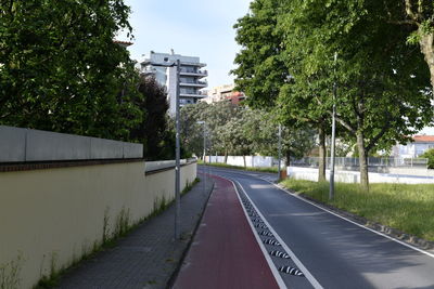 Foto de uma rua em horário sem movimento