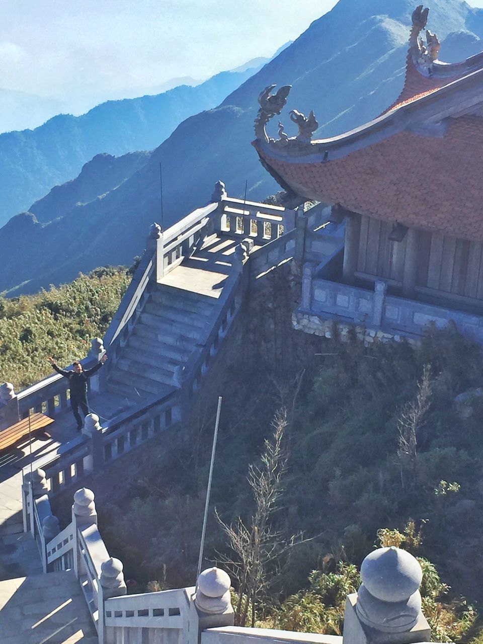 HIGH ANGLE VIEW OF BUILDINGS AGAINST MOUNTAINS