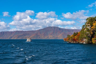 Lake towada sightseeing cruises fall foliage season. towada hachimantai national park, aomori, japan