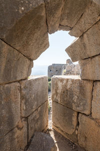 Stone wall of fort against sky