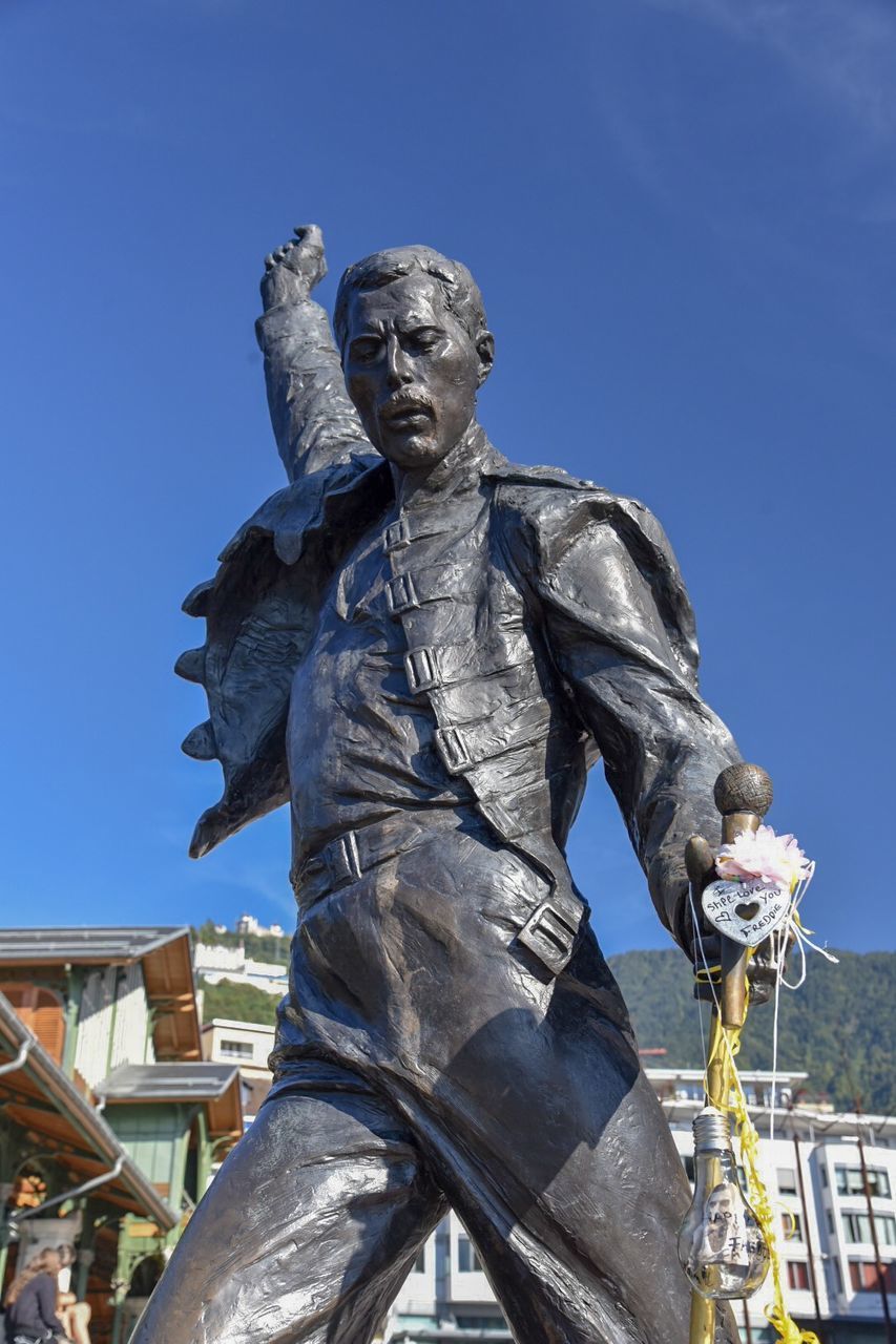 LOW ANGLE VIEW OF STATUE OF A MONUMENT