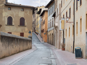 Typical street with ancient houses in the medieval village of san gimignano, siena - italy.