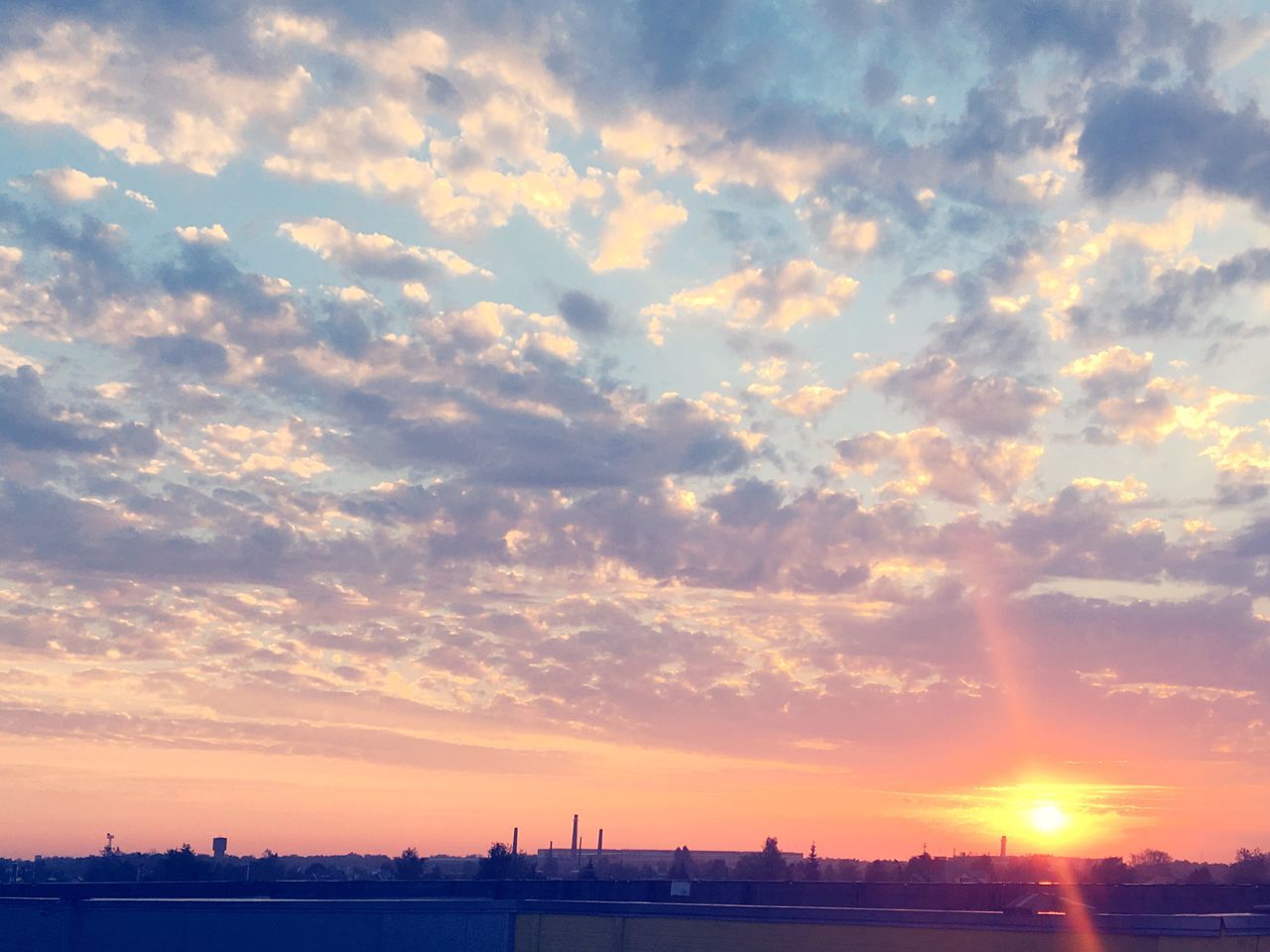 sunset, sun, sunbeam, sunlight, scenics, beauty in nature, orange color, cloud - sky, sky, tranquil scene, lens flare, tranquility, nature, cloud, majestic, sunrise - dawn, atmospheric mood, outdoors, back lit, bright, town, dramatic sky, development, cloudscape, no people