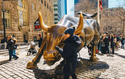 Group of horse statue in city