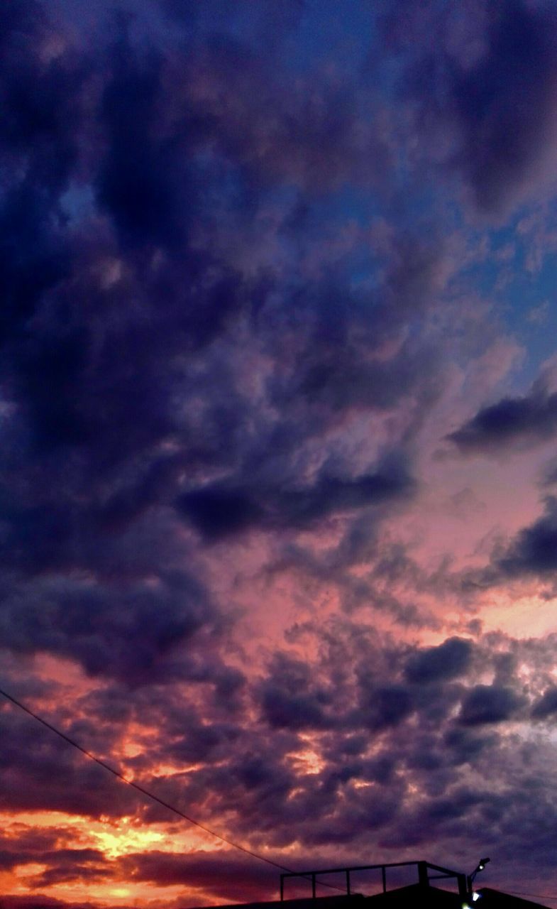 sky, cloud - sky, sunset, low angle view, cloudy, beauty in nature, dramatic sky, scenics, cloudscape, tranquility, cloud, nature, weather, overcast, orange color, tranquil scene, idyllic, moody sky, outdoors, no people, majestic, backgrounds, sun, blue, dark