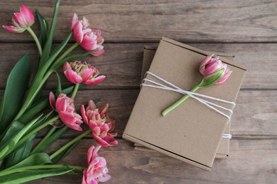 Kraft gift boxes decorated with flowers. gift wrapping idea