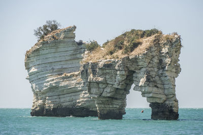 Arch rock in baia delle zagare in mattinata