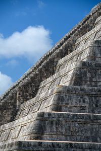 Stairs leading up to the top of chichen itza. low angle view of old ruins against sky