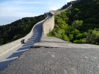 Great wall of china on green mountain against sky