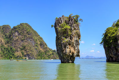 Amazing and beautiful tapu or james bond island, phang-nga bay, near phuket, thailand