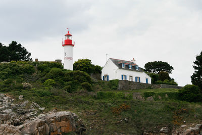 A lighthouse whit a house