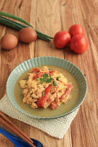 Chinese tomato egg fan qie chao dan, stir fry scrambled egg with sliced tomato and green onion