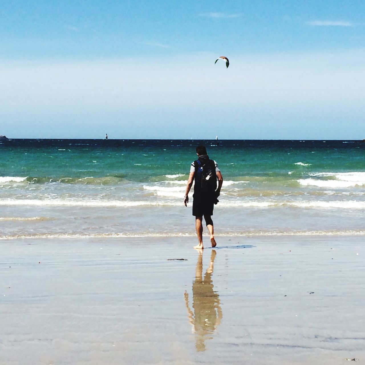 sea, horizon over water, water, beach, sky, shore, full length, leisure activity, lifestyles, rear view, wave, vacations, sand, men, scenics, walking, nature, beauty in nature