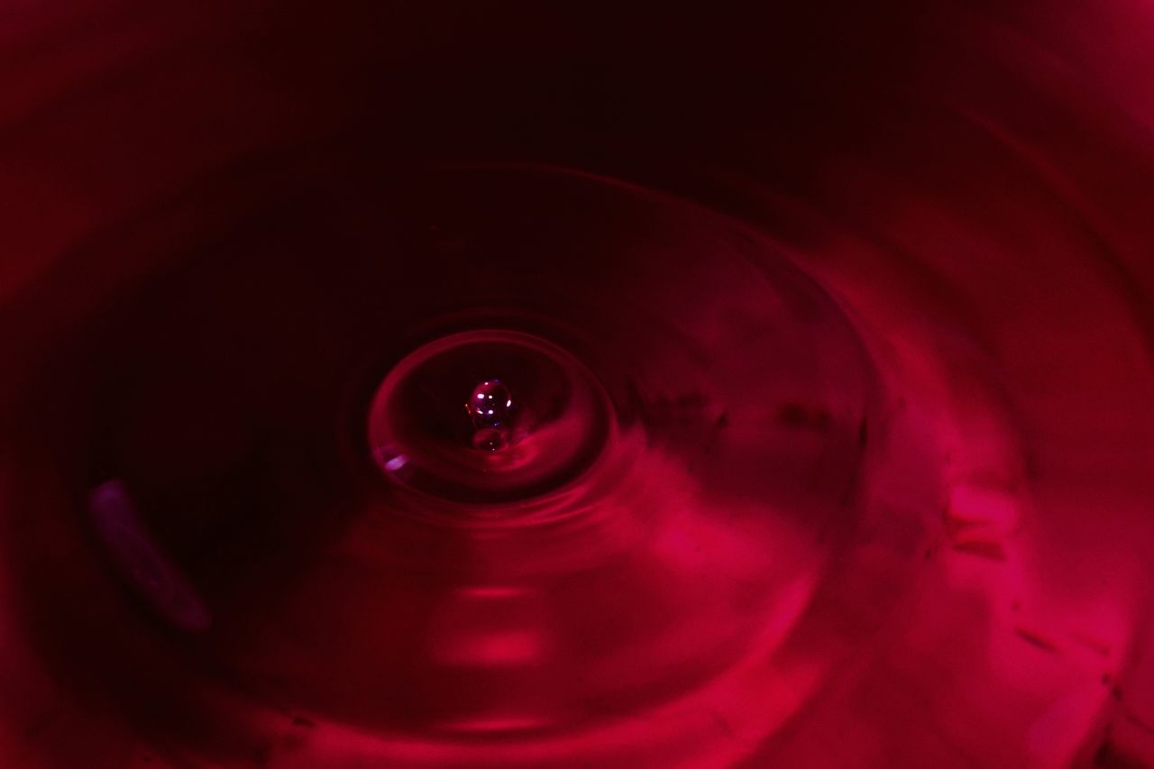 close-up, no people, indoors, backgrounds, red, circle, geometric shape, shape, full frame, selective focus, high angle view, household equipment, directly above, glass, abstract, water, domestic room, technology, nature