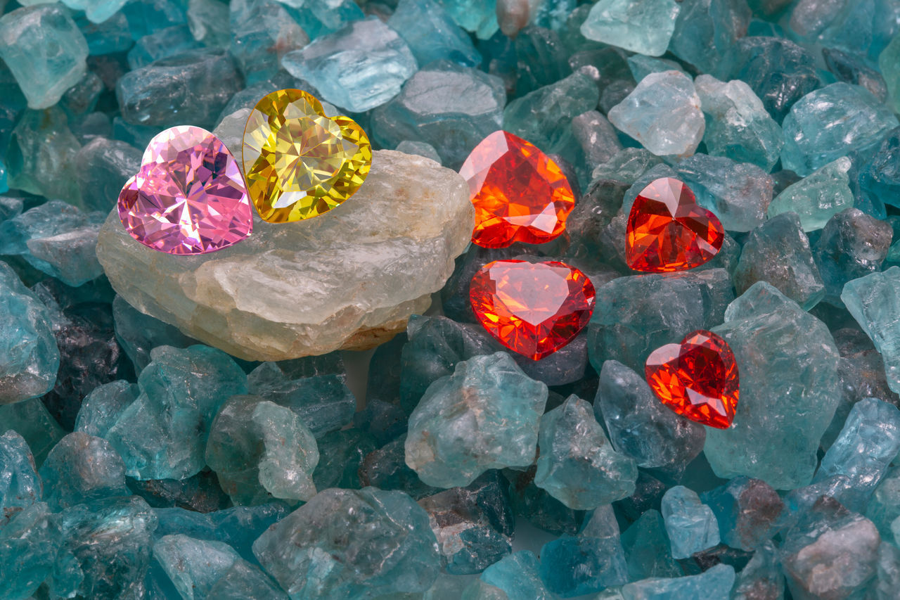 CLOSE-UP OF MULTI COLORED STONES ON ROCKS