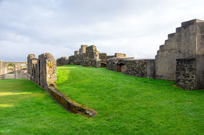 Old ruins of building against sky