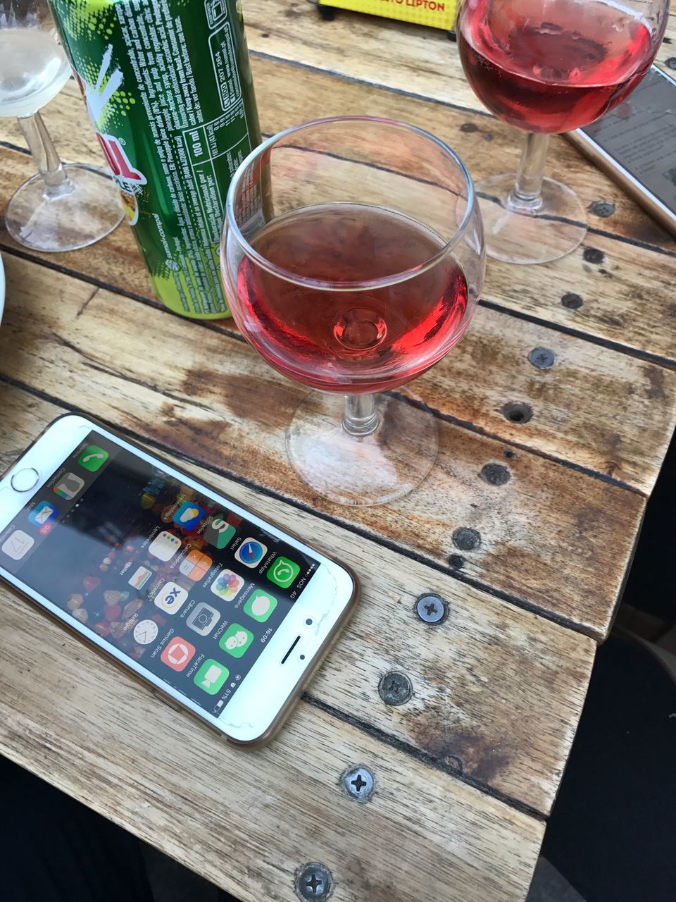 HIGH ANGLE VIEW OF JUICE ON TABLE