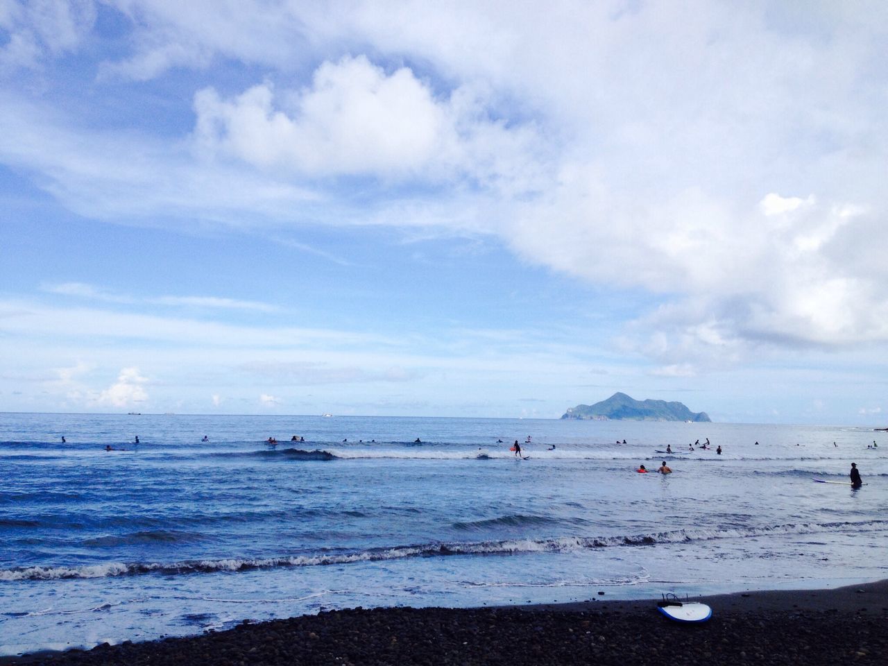 sea, beach, water, horizon over water, sky, shore, sand, scenics, cloud - sky, tranquil scene, tranquility, beauty in nature, nature, vacations, cloud, large group of people, incidental people, idyllic, coastline