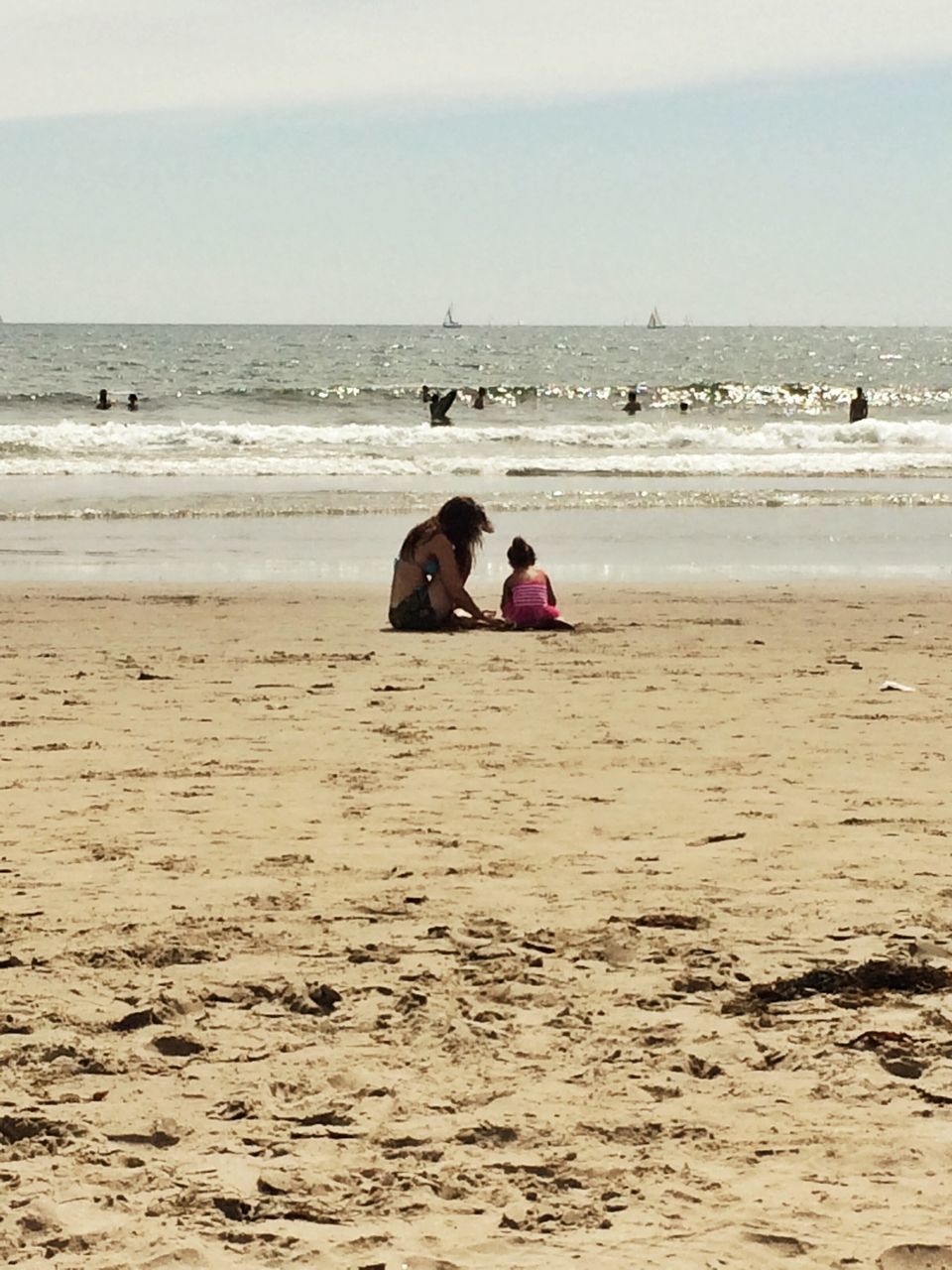 beach, sea, sand, horizon over water, water, shore, leisure activity, vacations, lifestyles, men, sky, scenics, person, large group of people, tranquil scene, tranquility, nature, relaxation, beauty in nature