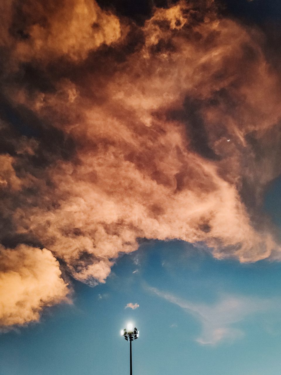 LOW ANGLE VIEW OF STREET LIGHTS AGAINST SKY