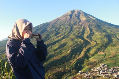 Girl breakfast with beautiful mountain background