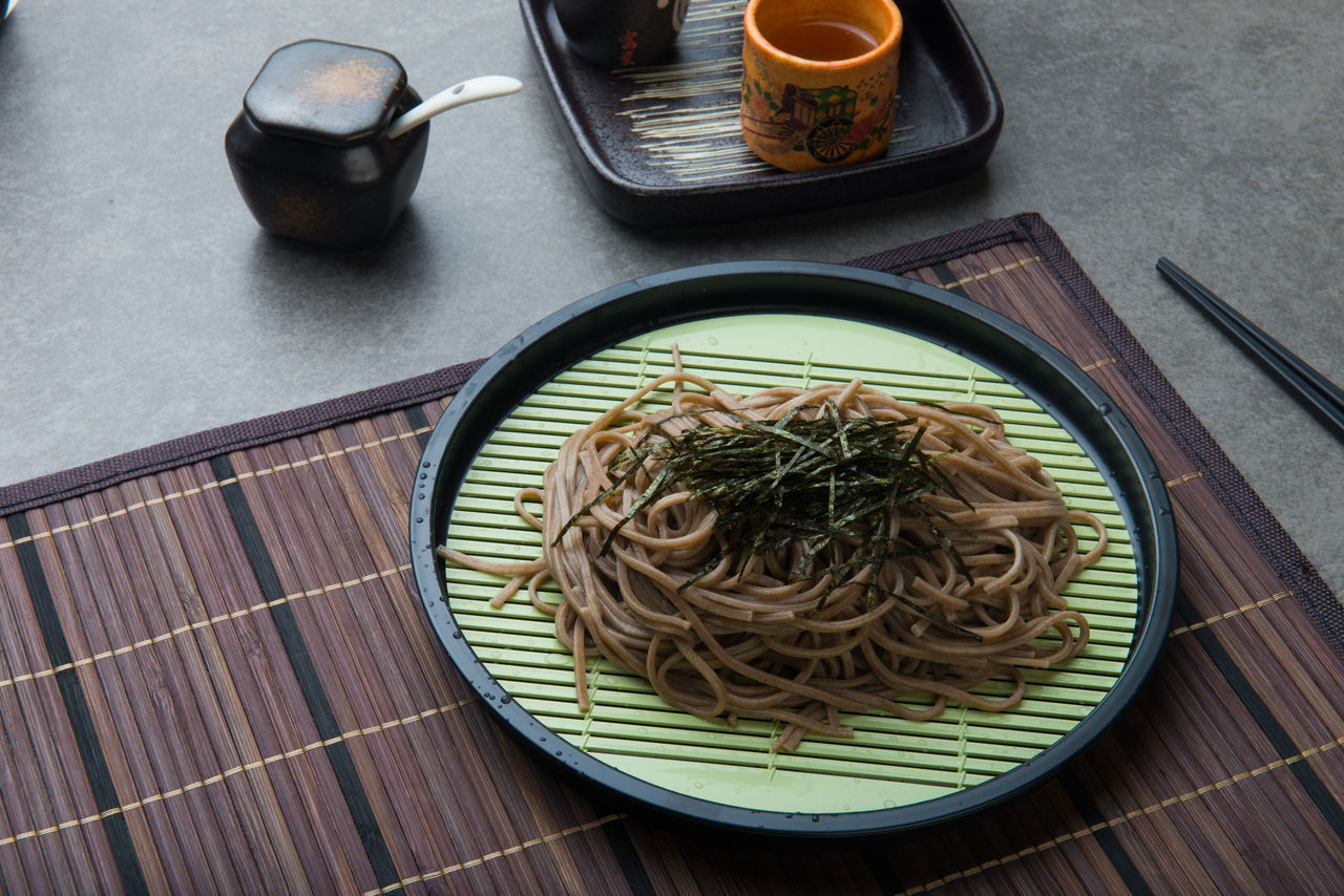 HIGH ANGLE VIEW OF PASTA IN PLATE ON TABLE