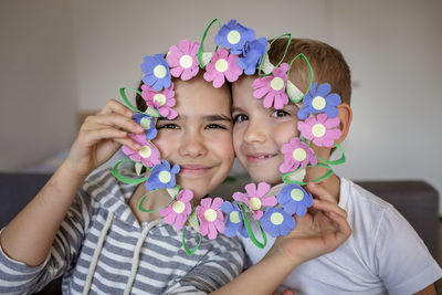 Kids create easter flower wreath in pastel colors using an upcycled egg trail. zero waste lifestyle