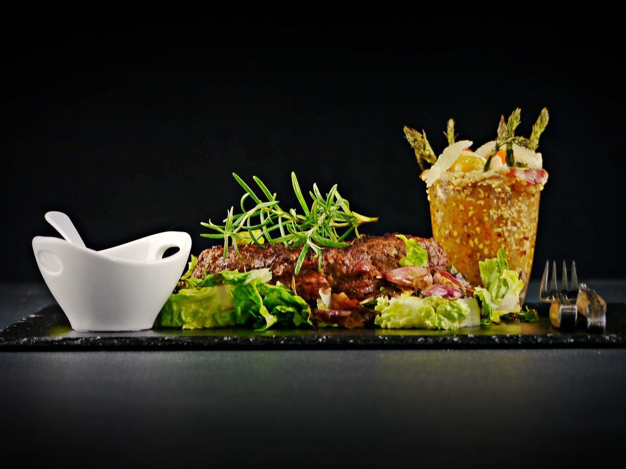 CLOSE-UP OF FOOD IN BOWL ON TABLE