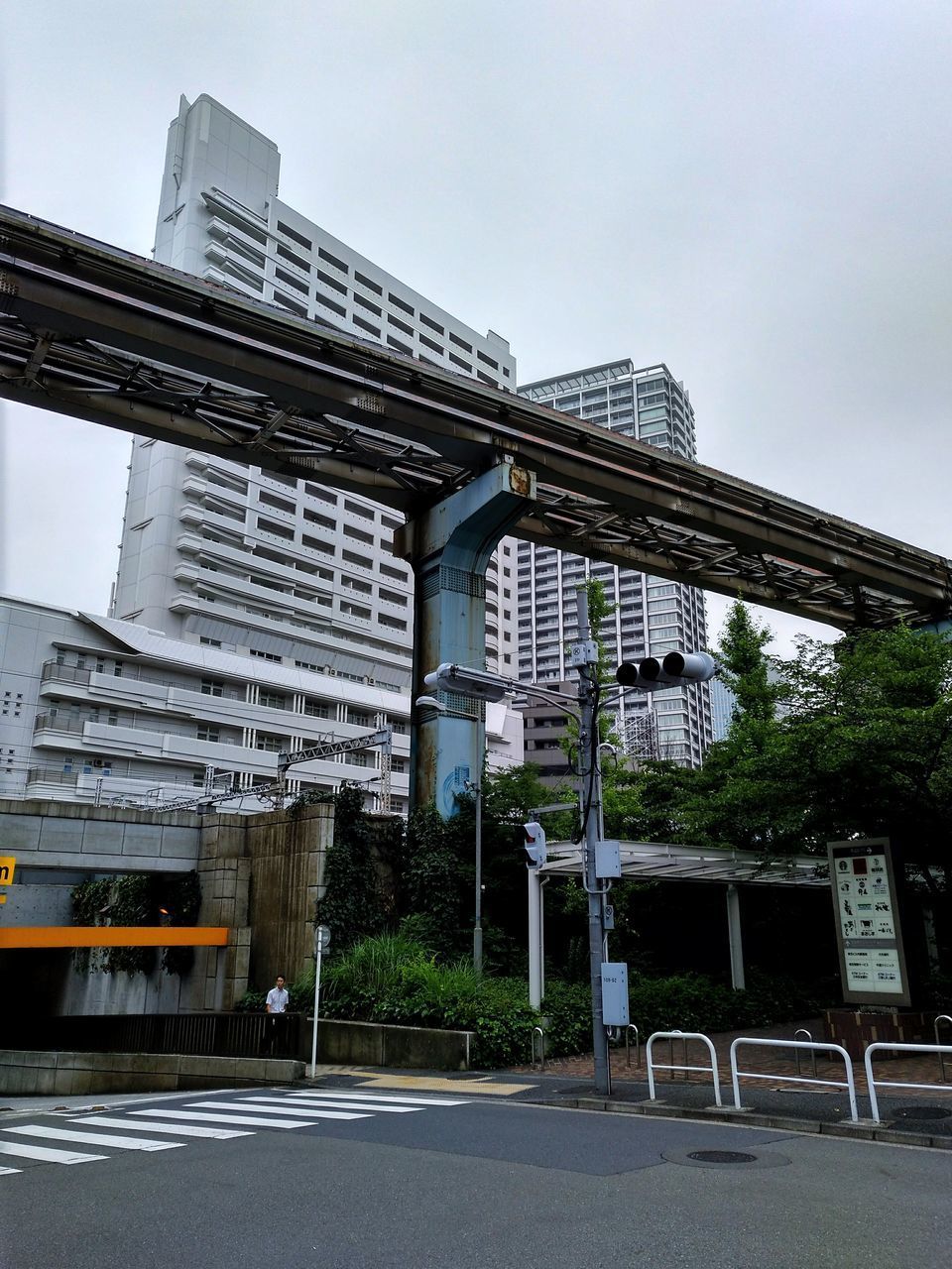 LOW ANGLE VIEW OF BUILDING AGAINST CLOUDY SKY