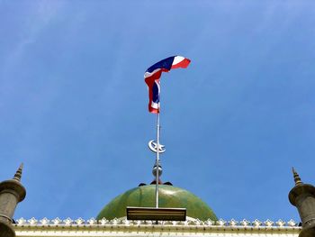 The top dome of the mosque with thailand flag