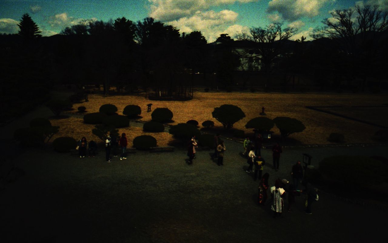 large group of people, real people, tree, landscape, field, sky, outdoors, nature, leisure activity, grass, women, men, day, people