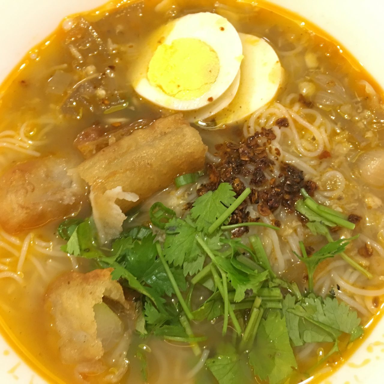 HIGH ANGLE VIEW OF FOOD IN BOWL