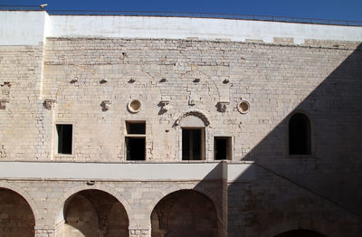 Central courtyard and staircase leading to the first floor of the swabian castle.