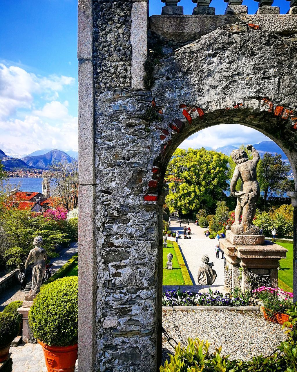 VIEW OF STATUE AGAINST PLANTS