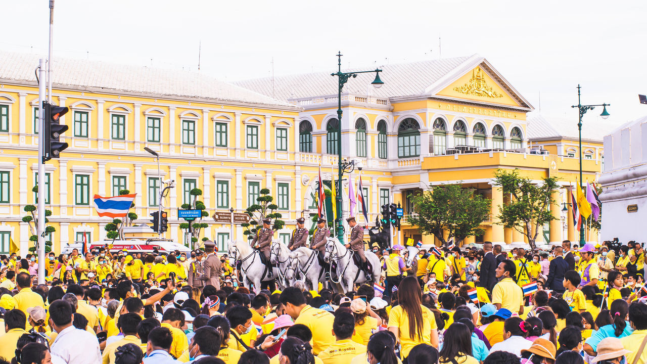 GROUP OF PEOPLE ON CITY STREET