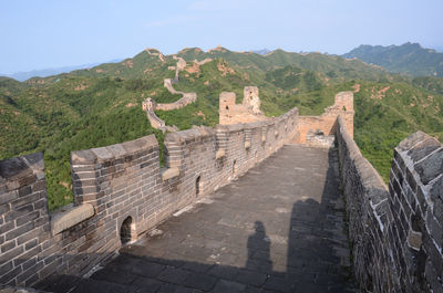 Great wall of china on mountains against clear sky