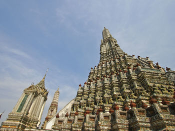 Wide angle view of main stupa  of arun temple in bangkok, thailand