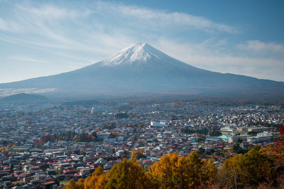 Beautiful autumn scene of mt.fuji-san in arakura sengen shrine, japan