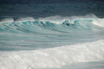 Waves splashing in ocean