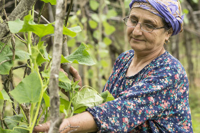 Portrait of a smiling young woman outdoors