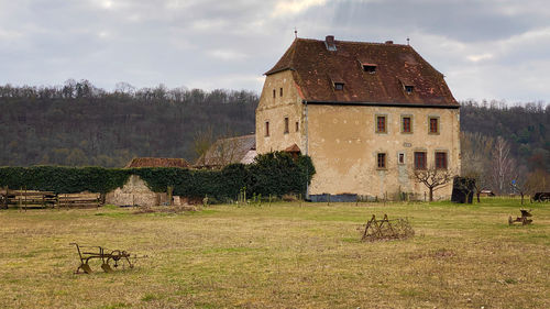 Old ruins against sky