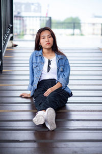 Portrait of young woman sitting on floor