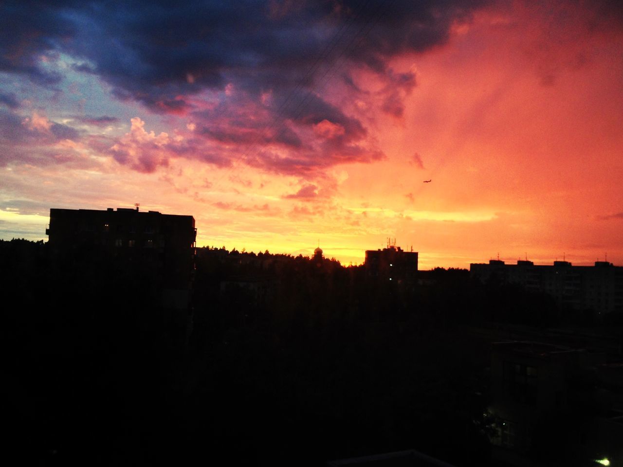 SILHOUETTE BUILDINGS AGAINST SKY AT SUNSET