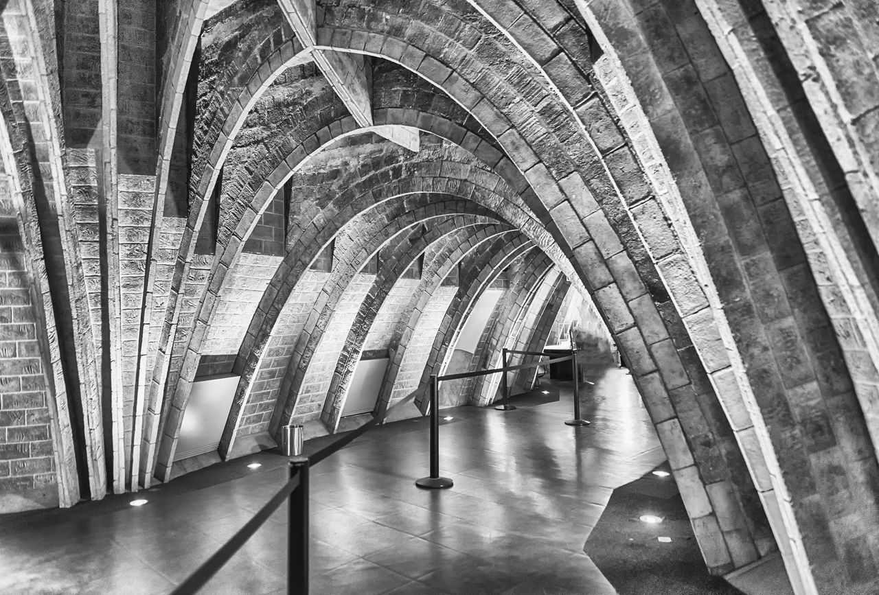 architecture, black and white, built structure, arch, monochrome, monochrome photography, indoors, the way forward, transportation, no people, ceiling, diminishing perspective, day, arcade, building, architectural column, bridge