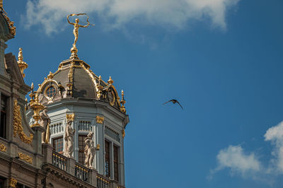 Rich and elegant decoration on historic buildings in brussels. the friendly capital of belgium.