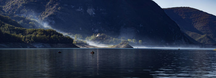 Panoramic view of lake against mountains