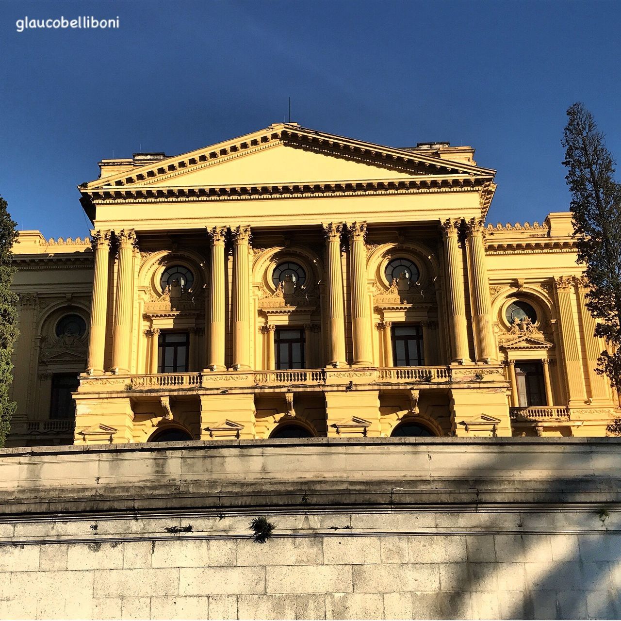 architecture, building exterior, built structure, sunlight, history, outdoors, low angle view, no people, statue, architectural column, travel destinations, day, sculpture, clear sky, sky