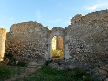 Old ruin building against sky