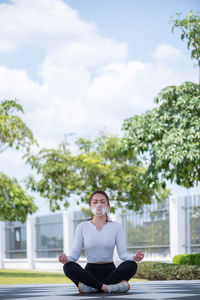 Beautiful chinese girl wearing n95 face mask while working out