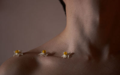 Cropped hand of man with daffodils 